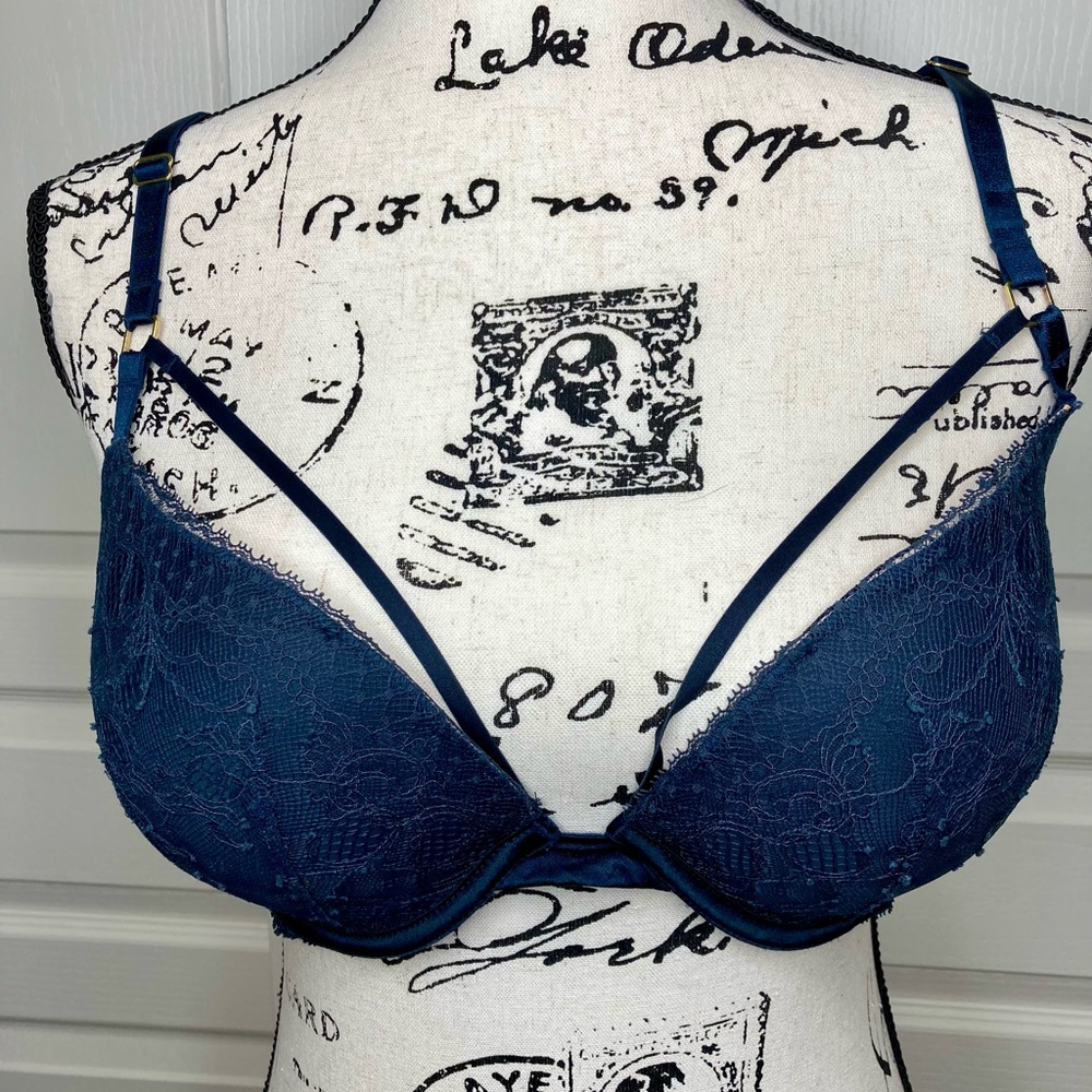 Victoria’s Secret Elegant Navy Blue Lace Bra